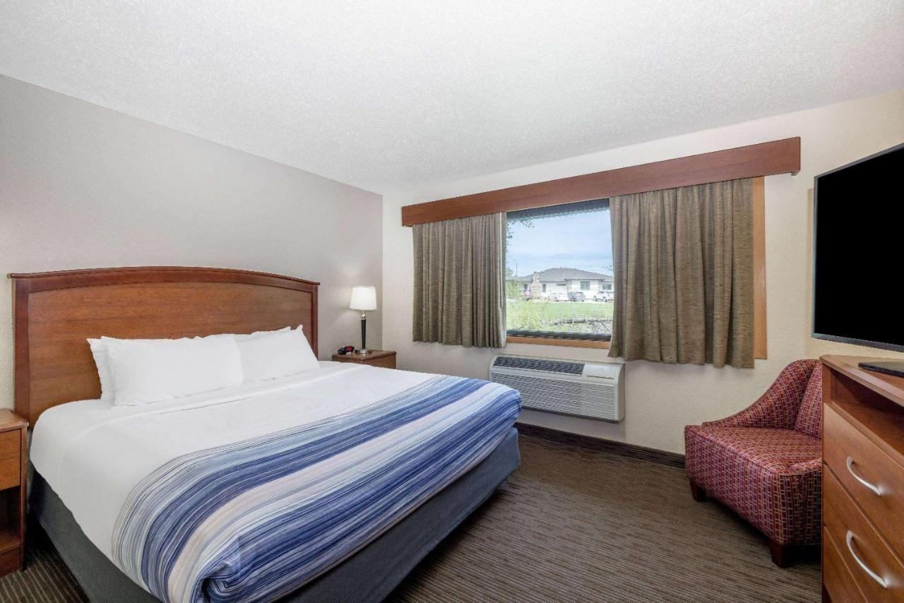 Americinn By Wyndham Dickinson Bagian luar foto