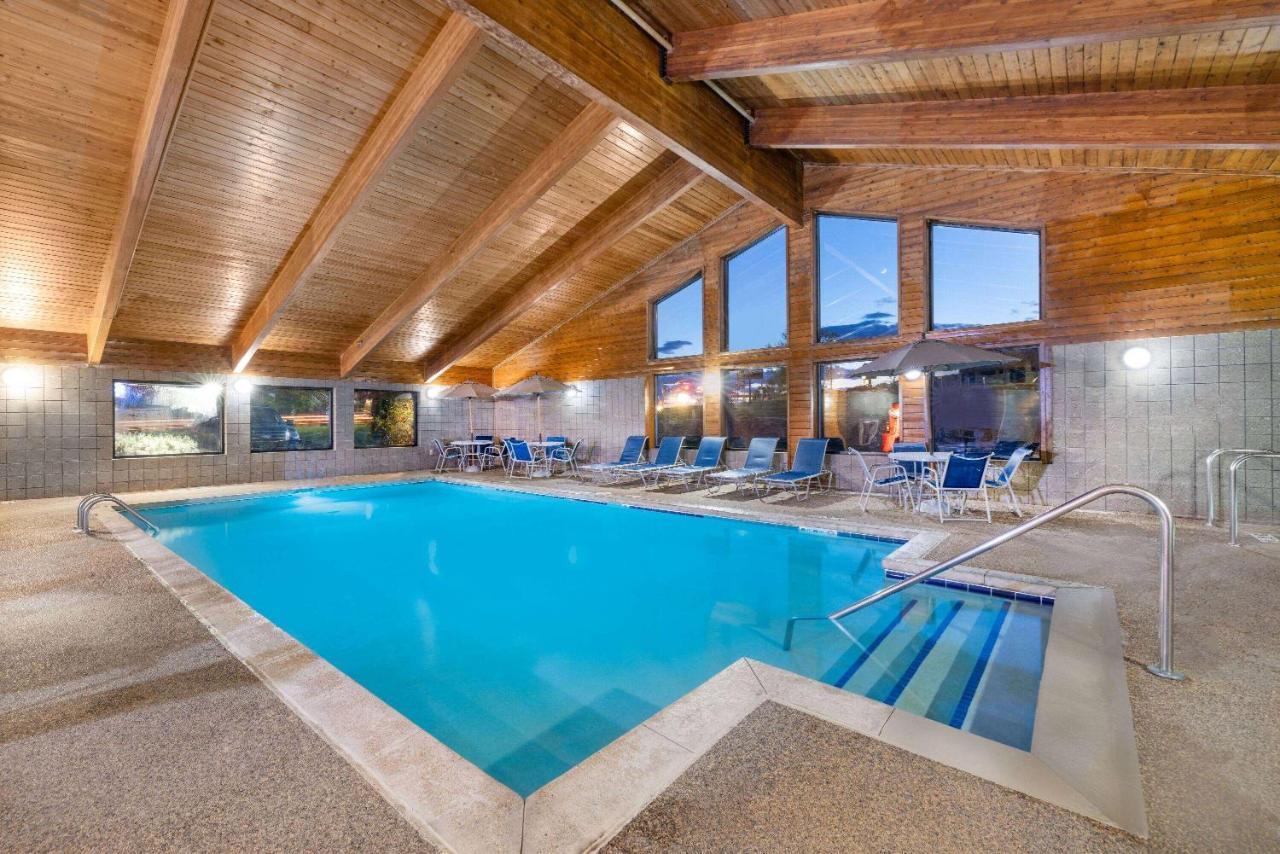 Americinn By Wyndham Dickinson Bagian luar foto