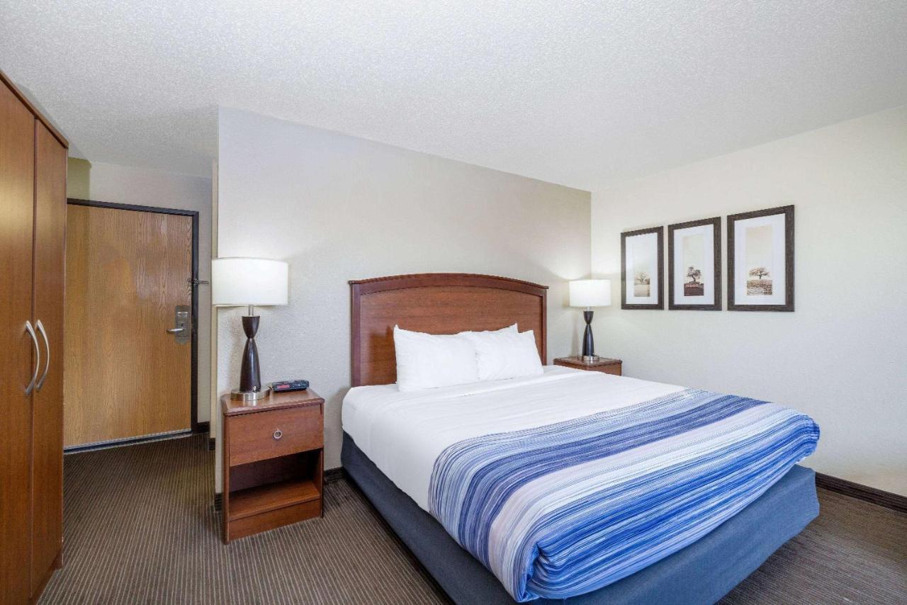 Americinn By Wyndham Dickinson Bagian luar foto