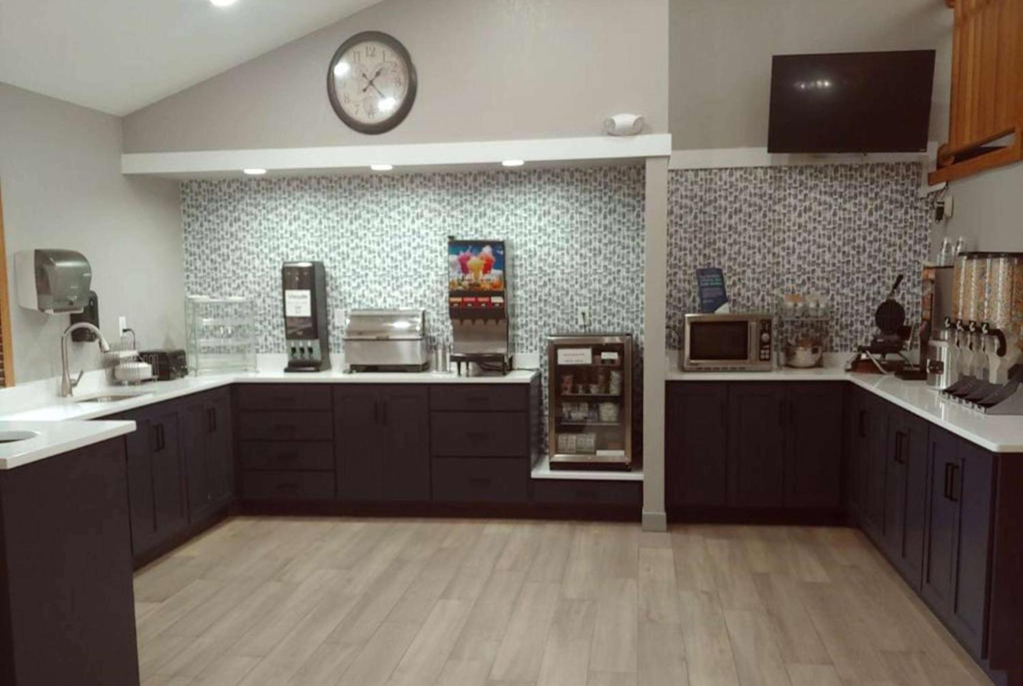 Americinn By Wyndham Dickinson Bagian luar foto