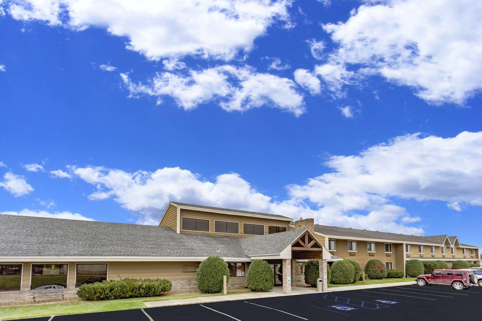Americinn By Wyndham Dickinson Bagian luar foto