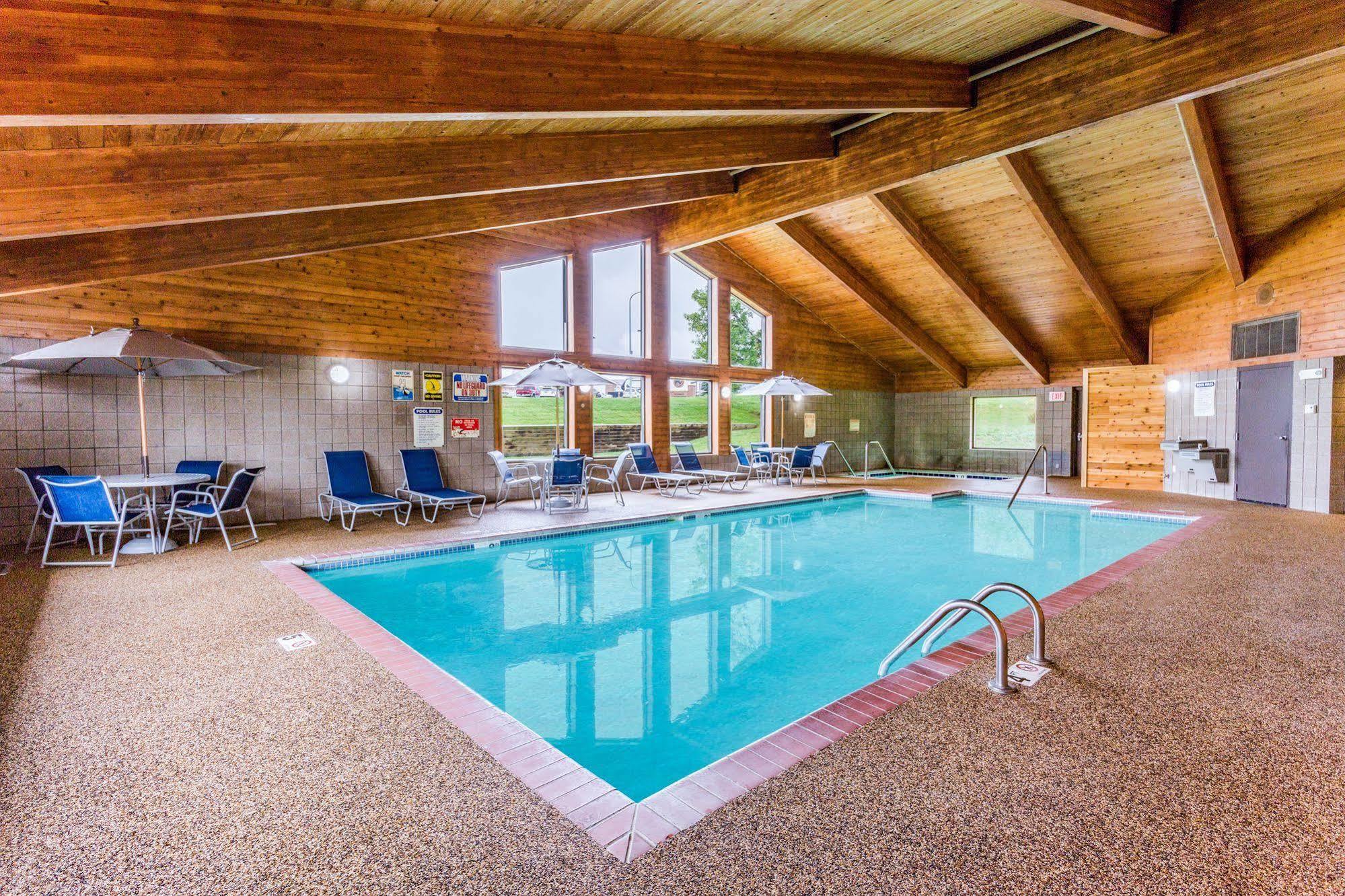 Americinn By Wyndham Dickinson Bagian luar foto