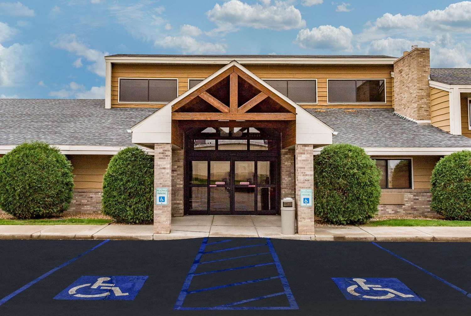 Americinn By Wyndham Dickinson Bagian luar foto
